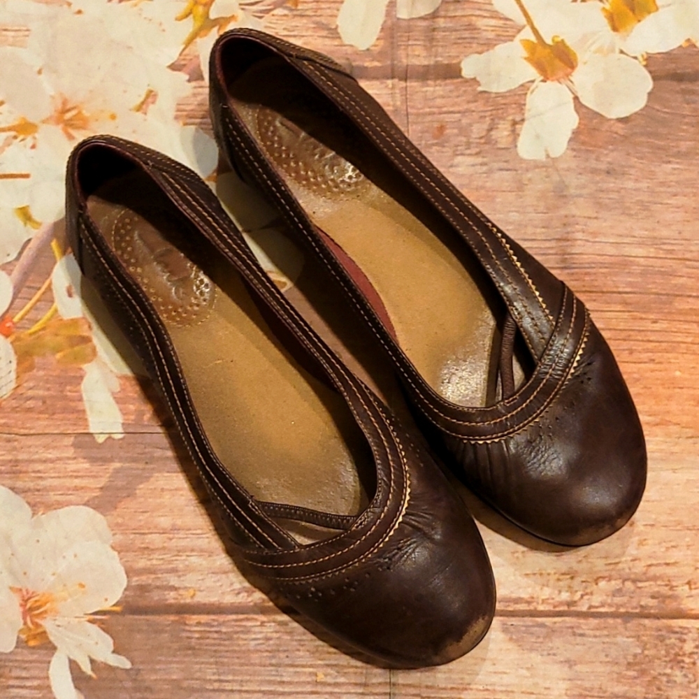 Clarks brown flats shoes